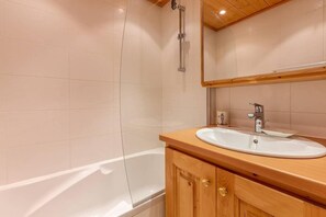 Bathroom - 140m from shops, 2nd floor, view mountain, balcony, tv, 40m², Méribel-Mottaret (Méribel - Les Allues)