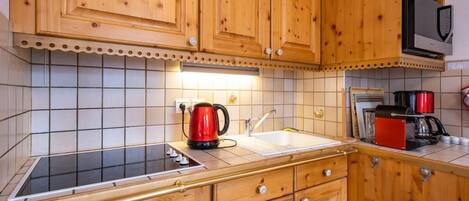 Réfrigérateur, micro-ondes, four, cafetière/bouilloire