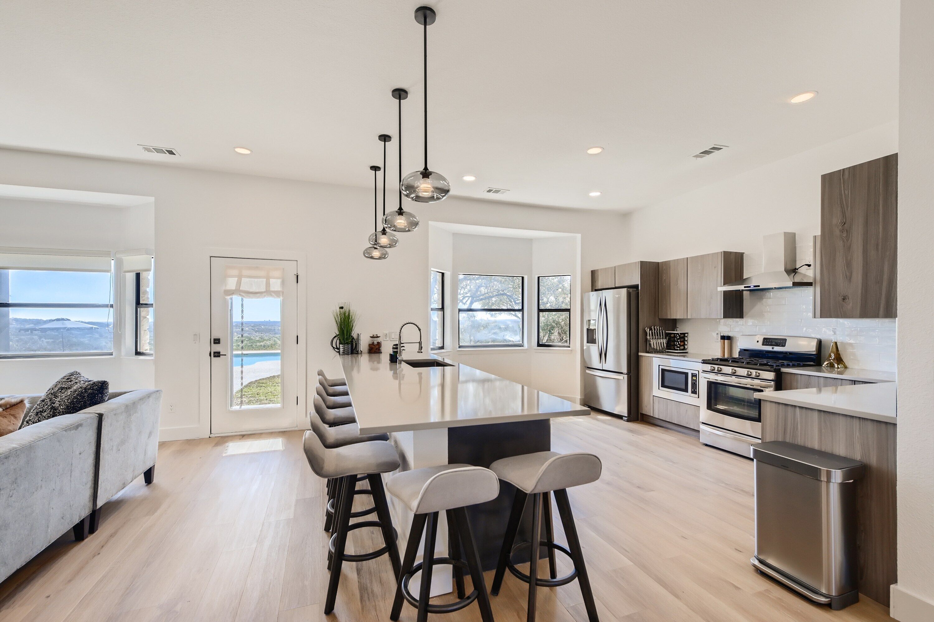 Geladeira, micro-ondas, fogão, cooktop