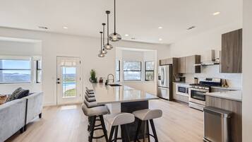 Geladeira, micro-ondas, fogão, cooktop