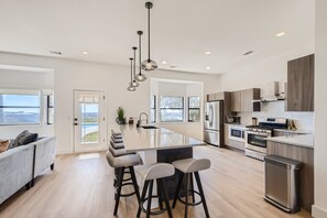 Fridge, microwave, oven, stovetop - EcoView Villa•Pool•Spa•Goats•85 acres•Amazing view (Austin)