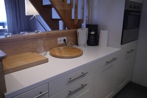 Fridge, oven, coffee/tea maker, toaster