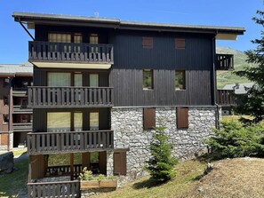 Exterior - 20m from ski slopes, 4th floor, view ski slopes, balcony, parking, tv, ski locker, 50m² (Méribel - Les Allues)