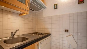 Private kitchen - 70m from ski slopes, 2nd floor, view mountain, balcony, tv, 27m², Méribel-Mottaret (Méribel - Les Allues)