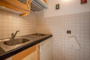 Kahvin-/teenkeitin, jääkaappi, leivänpaahdin
