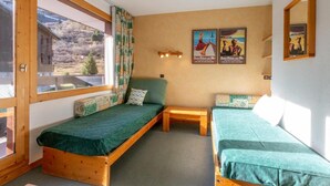 Interior - 70m from ski slopes, 2nd floor, view mountain, balcony, tv, 27m², Méribel-Mottaret (Méribel - Les Allues)