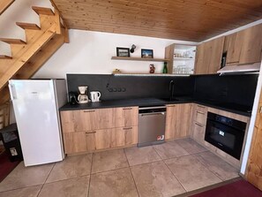 Kühlschrank, Mikrowelle, Ofen, Wasserkocher mit Kaffee-/Teezubehör