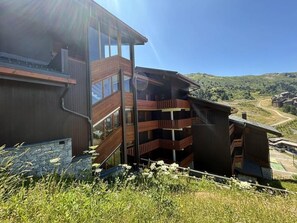 Exterior - 5m from ski slopes, floor -1, view mountain, balcony, parking, tv, 60m², Méribel-Mottaret (Méribel - Les Allues)