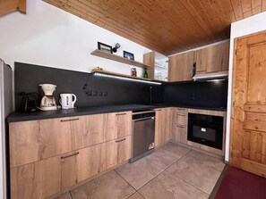 Refrigerador, microondas, horno y cafetera y tetera 