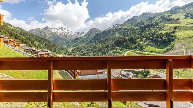A mountain landscape with a wooden fence in the foreground. - 180m from shops, floor -1, view mountain, balcony, 60m², Méribel-Mottaret (Méribel - Les Allues)