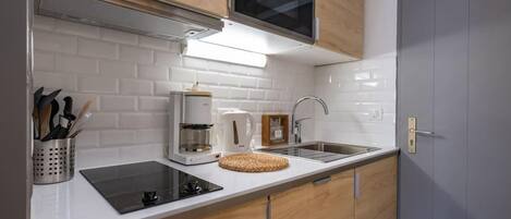 Fridge, oven, coffee/tea maker, toaster