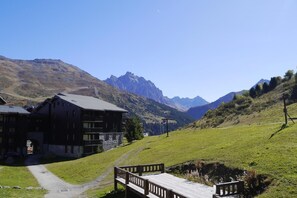 Property grounds - 20m from ski slopes, 2nd floor, view ski slopes, balcony, parking, tv, ski locker, 27m² (Méribel - Les Allues)