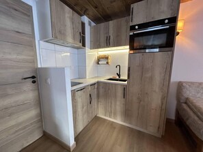 Jääkaappi, mikroaaltouuni, uuni, kahvin-/teenkeitin