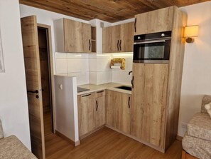 Fridge, microwave, oven, coffee/tea maker