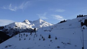 A snow-covered mountain with a ski lift and a clear blue sky. - 10m from ski slopes, floor -1, view ski slopes, balcony, 32m², Méribel-Mottaret (Méribel - Les Allues)