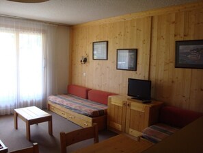 Living area - 80m from ski lifts, view ski slopes, balcony, parking, tv, ski locker, 36m², Méribel-Mottaret (Méribel - Les Allues)