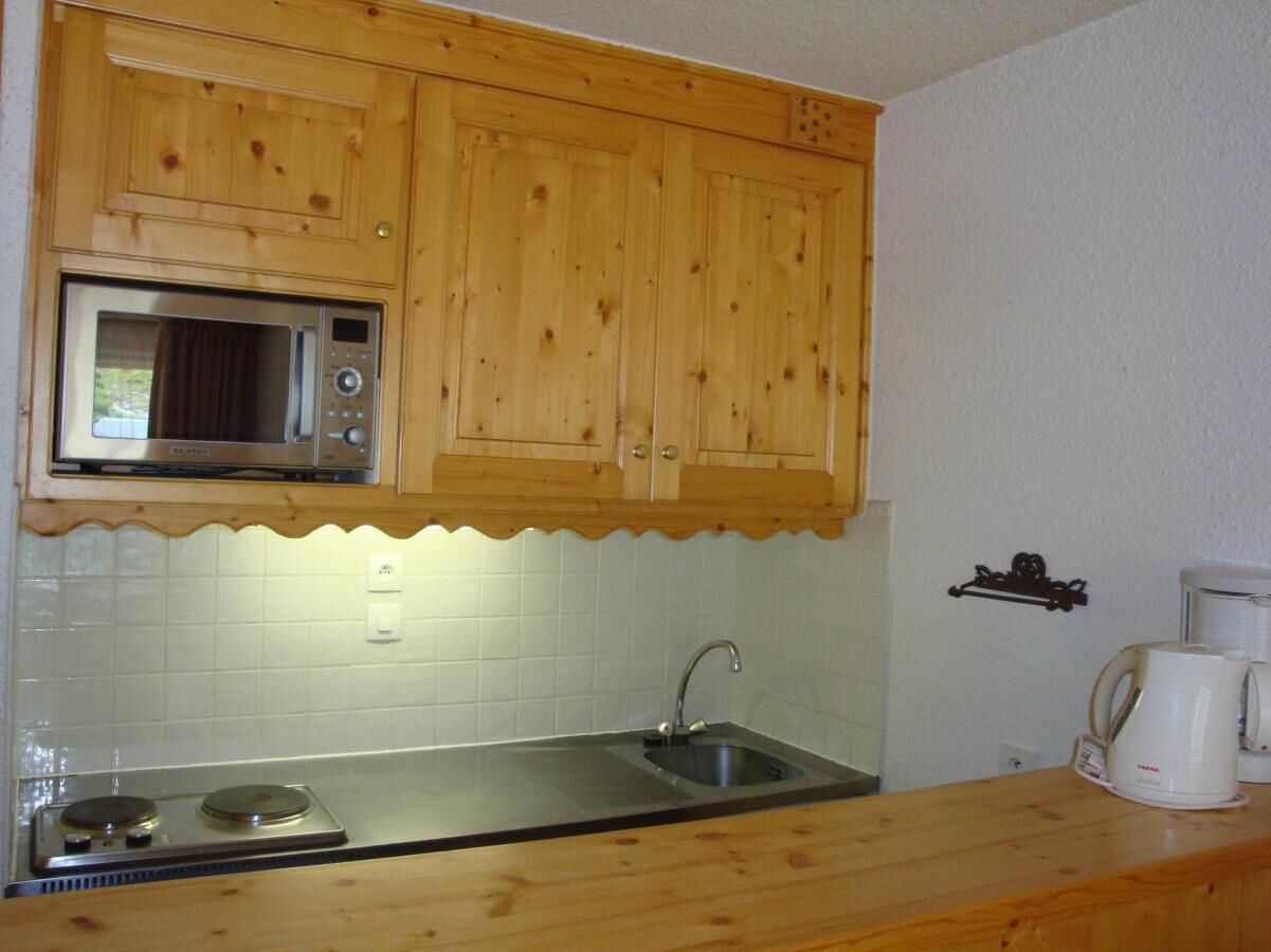 Kühlschrank, Mikrowelle, Ofen, Wasserkocher mit Kaffee-/Teezubehör