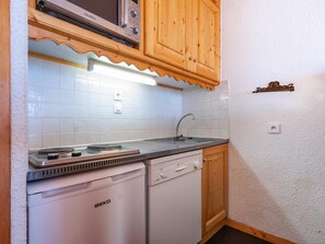 Køleskab, mikrobølgeovn, ovn, kaffe-/temaskine