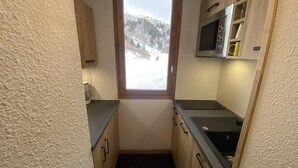 咖啡機/沖茶器、雪櫃、微波爐、焗爐