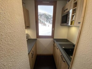 Kühlschrank, Mikrowelle, Ofen, Wasserkocher mit Kaffee-/Teezubehör
