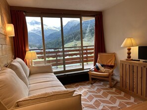 Living area - 70m from ski slopes, 8th floor, view mountain, balcony, tv, ski locker, 32m², Méribel-Mottaret (Méribel - Les Allues)