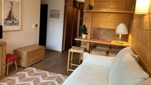 A cozy room with a bed, a desk, a chair, and a small table. - 20m from ski slopes, 8th floor, view mountain, balcony, ski locker, 32m², Méribel-Mottaret (Méribel - Les Allues)