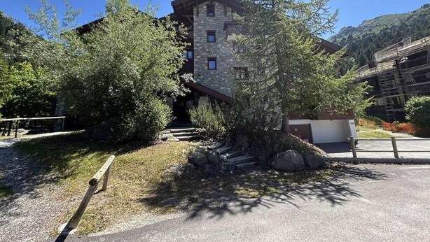 A stone building with a wooden deck and a staircase leading to the entrance. - 350m from ski slopes, balcony, tv, 40m², Méribel-Mottaret (Méribel - Les Allues)