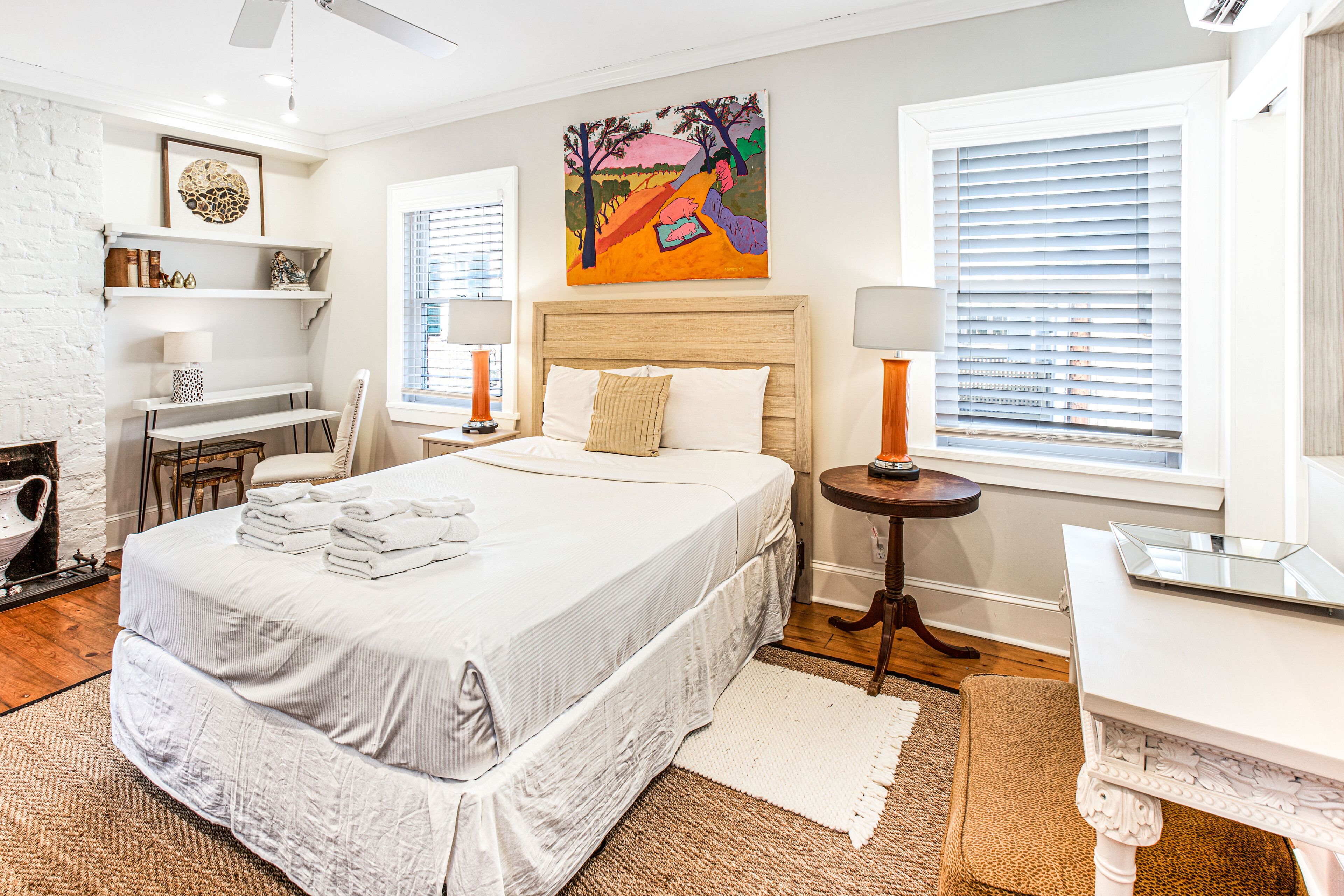 Cozy Bright Historic Carriage House Walkable to Everything By Lucky Savannah