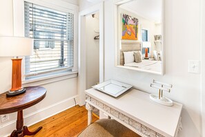 Desk, free WiFi, bed sheets - Cozy Bright Historic Carriage House Walkable to Everything By Lucky Savannah (Savannah)