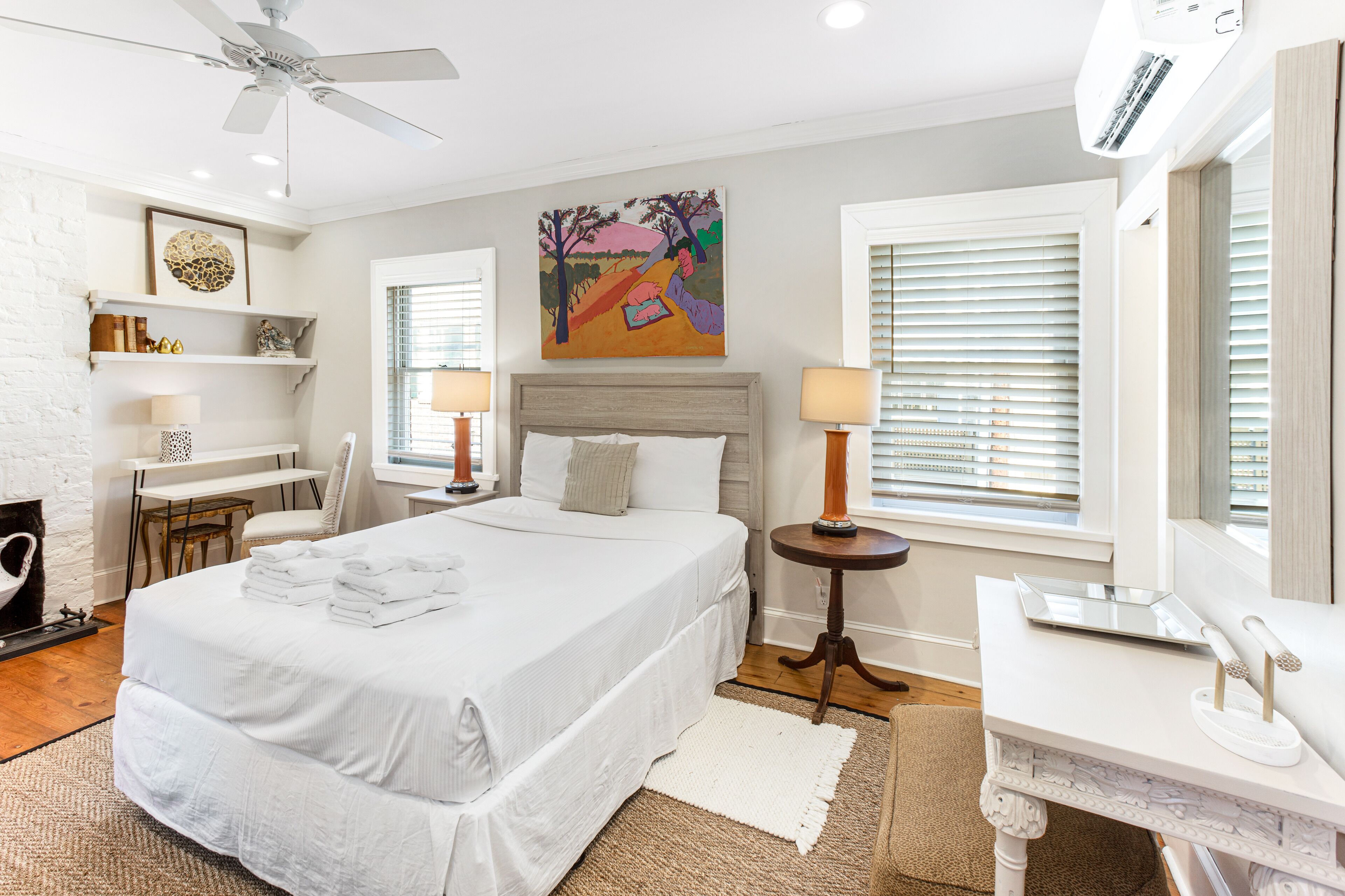 Cozy Bright Historic Carriage House Walkable to Everything By Lucky Savannah