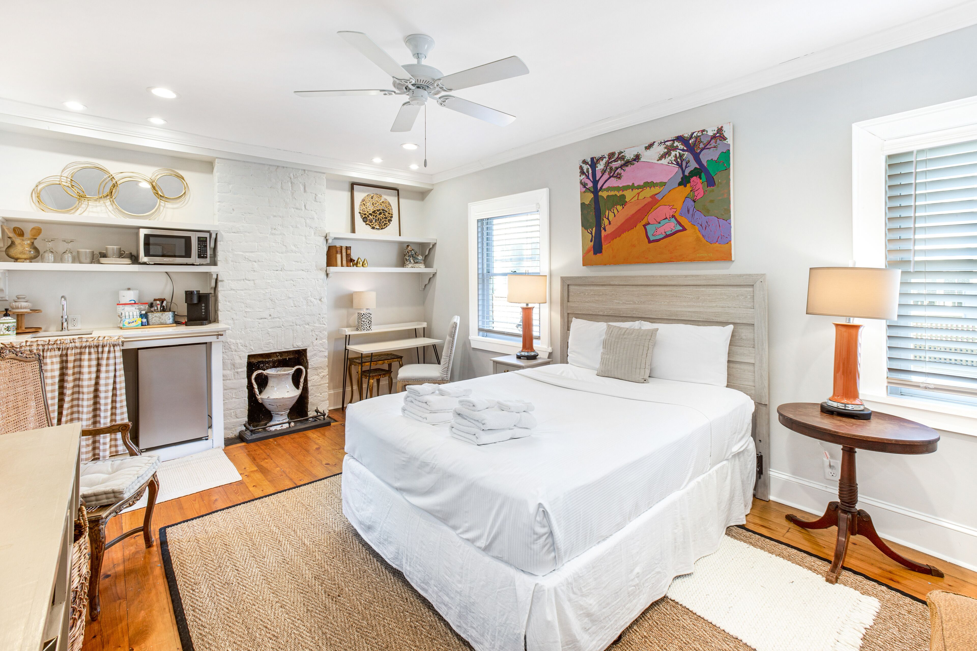 Cozy Bright Historic Carriage House Walkable to Everything By Lucky Savannah