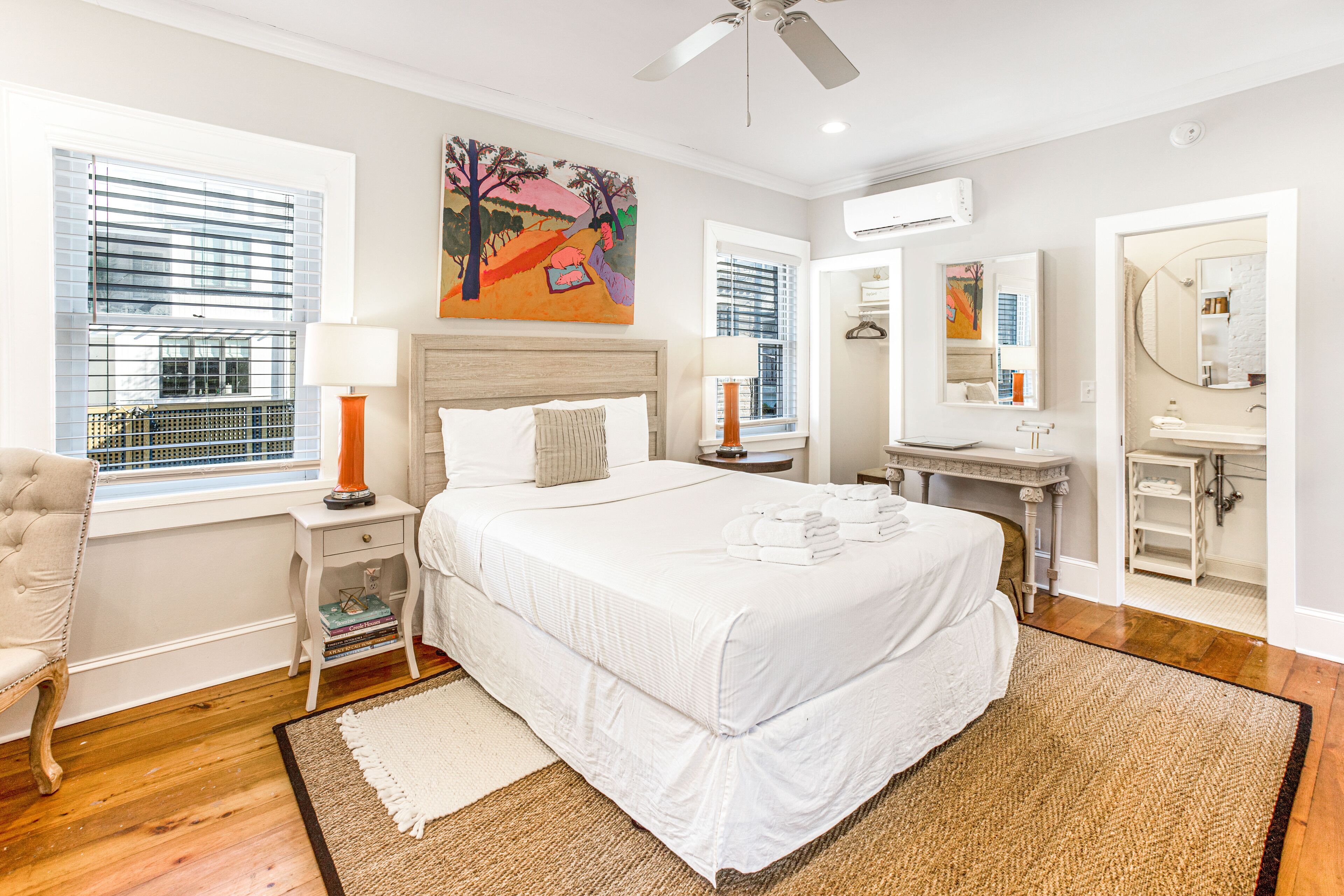 Cozy Bright Historic Carriage House Walkable to Everything By Lucky Savannah