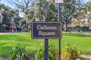 Property grounds - Cozy Bright Historic Carriage House Walkable to Everything By Lucky Savannah (Savannah)