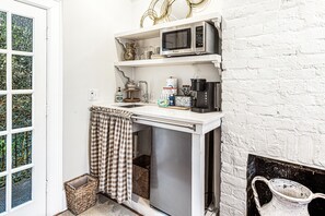 Fridge, microwave, dishwasher, coffee/tea maker - Cozy Bright Historic Carriage House Walkable to Everything By Lucky Savannah (Savannah)