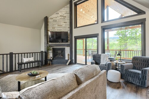 4,000 Sq. Ft. New Beautiful Lodge in Powder House and Large Deck w/ View!