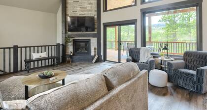 4,000 Sq. Ft. New Beautiful Lodge in Powder House and Large Deck w/ View!