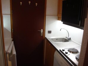 Kühlschrank, Mikrowelle, Ofen, Wasserkocher mit Kaffee-/Teezubehör