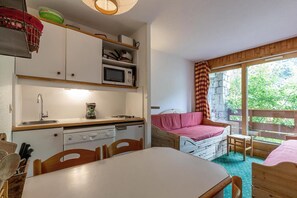 Kühlschrank, Mikrowelle, Wasserkocher mit Kaffee-/Teezubehör, Toaster