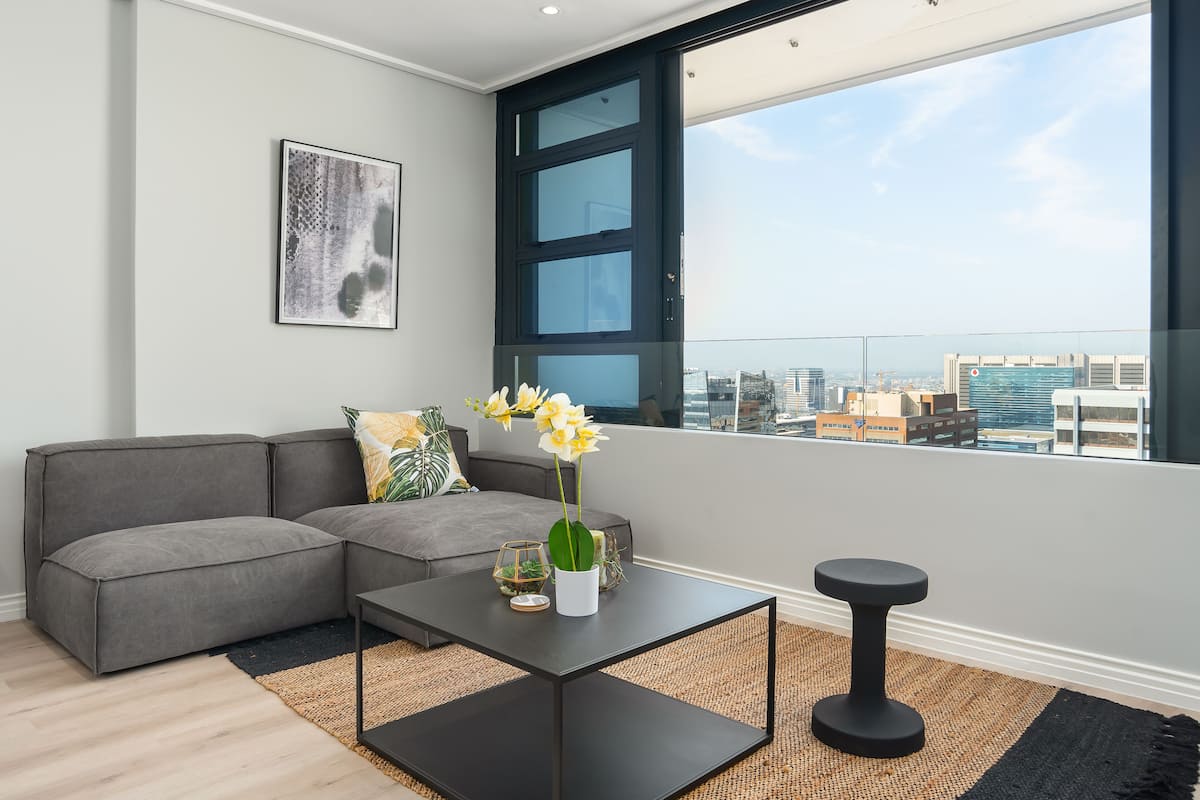 Signature Studio | Living area | 32-inch flat-screen TV with satellite channels, Netflix
