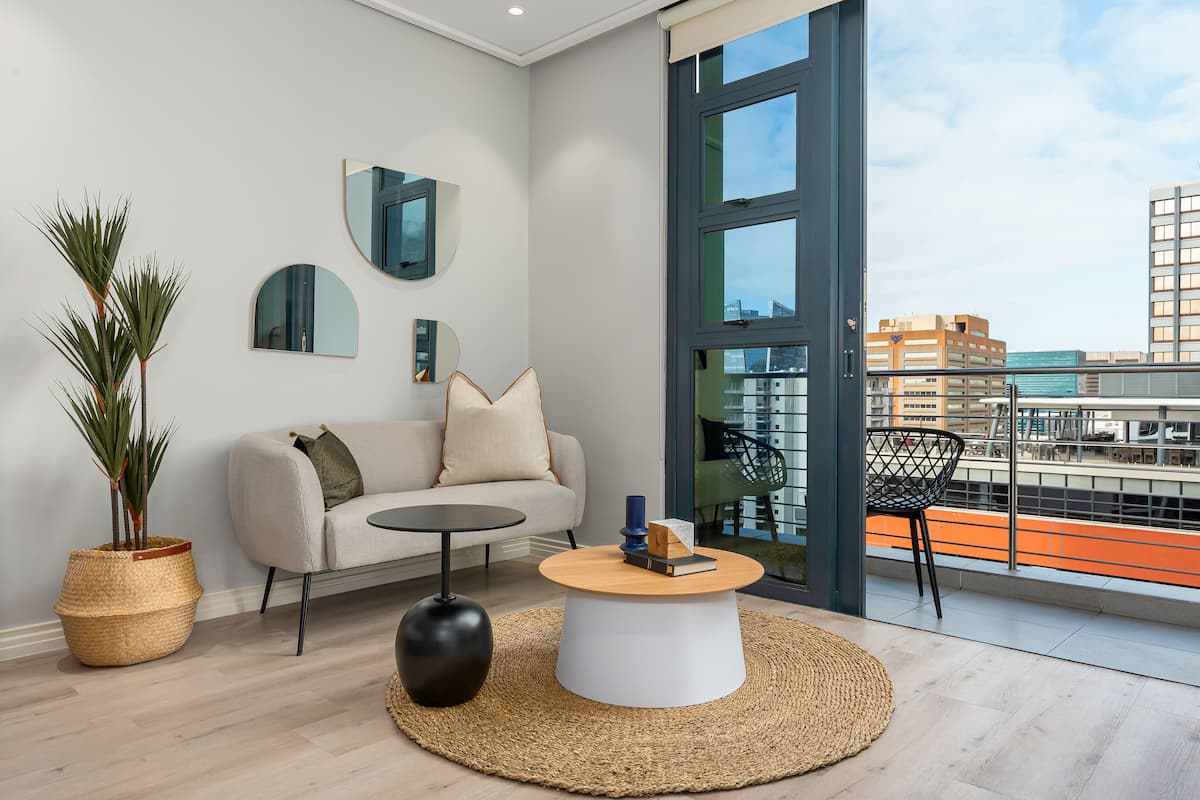 Elite Studio | Living area | 32-inch flat-screen TV with satellite channels, Netflix