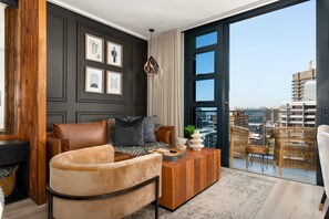 Studio Design | Vardagsrum | 32-tums platt-tv med satellitkanaler, Netflix och streamingtjänster