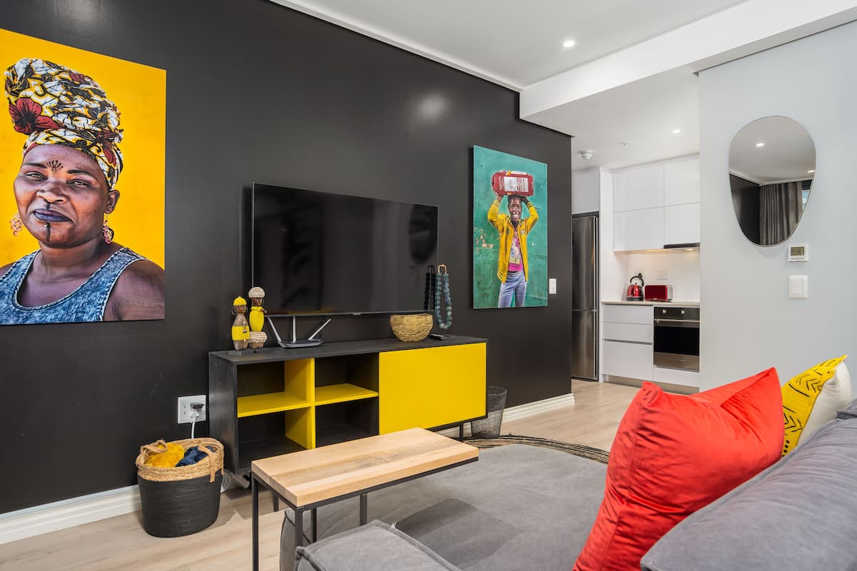 Standard Studio | Living area | 32-inch flat-screen TV with satellite channels, Netflix