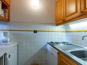 Fridge, microwave, oven, coffee/tea maker