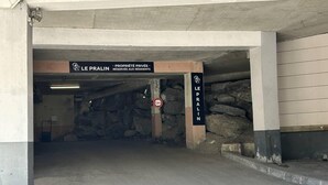 Eine Tiefgarage mit Schild, das angibt, dass es sich um privaten Wohnraum handelt.