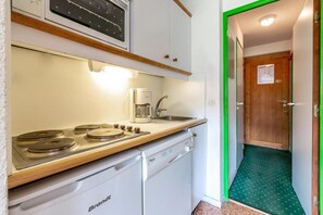 Fridge, oven, coffee/tea maker, toaster