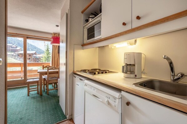 Fridge, oven, coffee/tea maker, toaster