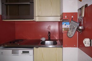 Réfrigérateur, micro-ondes, four, cafetière/bouilloire