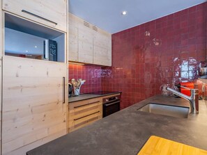 Fridge, microwave, oven, coffee/tea maker - 330m from ski slopes, 7th floor, view ski slopes, balcony, parking, tv, ski locker, 72m² (Méribel - Les Allues)