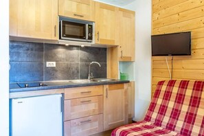 Réfrigérateur, micro-ondes, cafetière/bouilloire, grille-pain