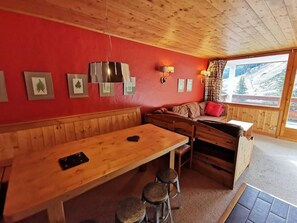 Interior - 15m from ski slopes, 2nd floor, view panoramic, balcony, parking, tv, 39m², Méribel-Mottaret (Méribel - Les Allues)